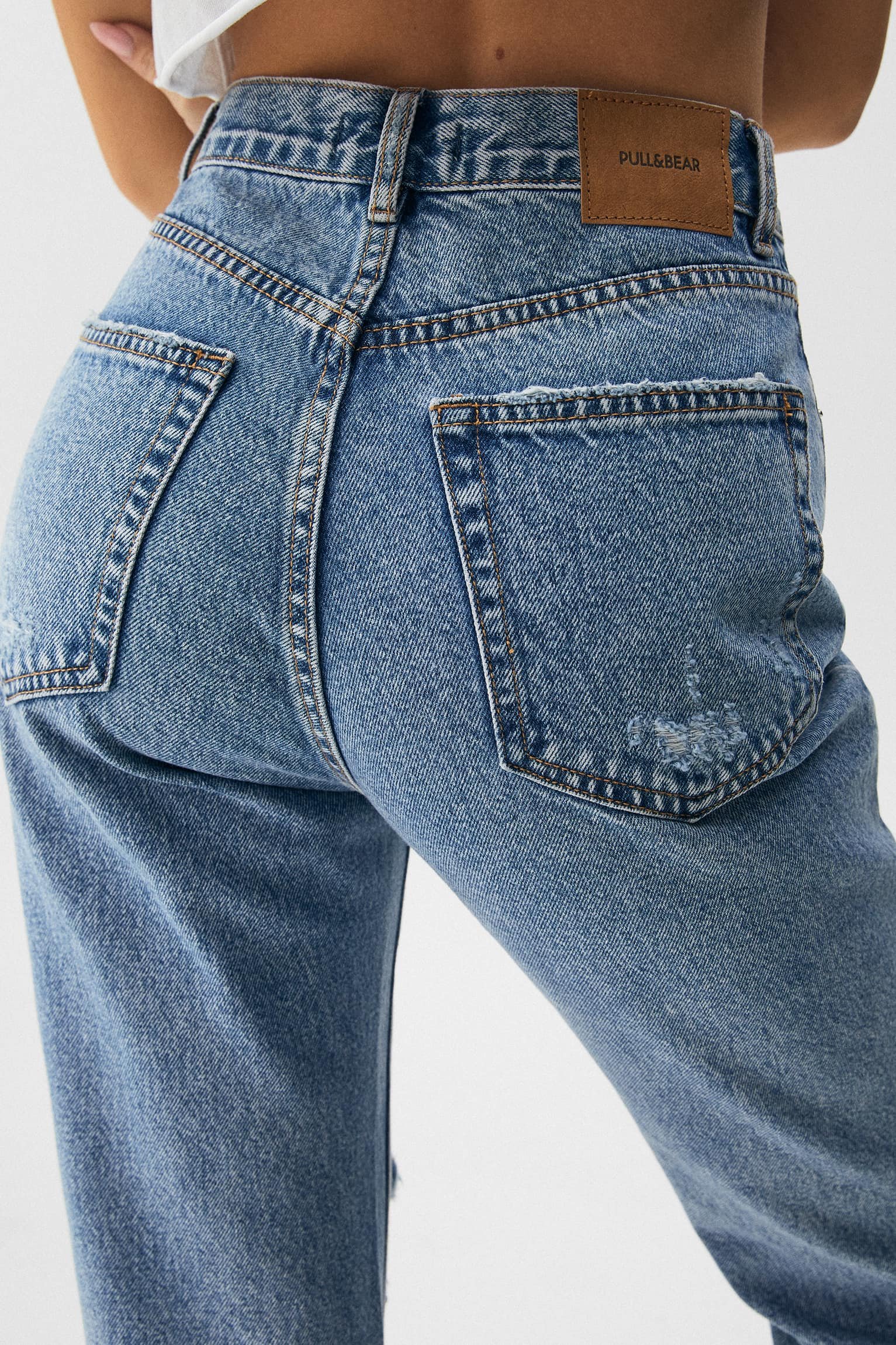 Ripped Mom Jeans - Contains Recycled Cotton - Imagem 3
